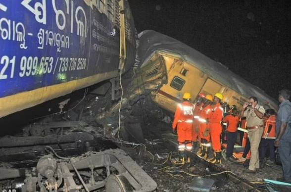 На юге Индии столкнулись 2 поезда: есть десятки погибших и раненых (видео)