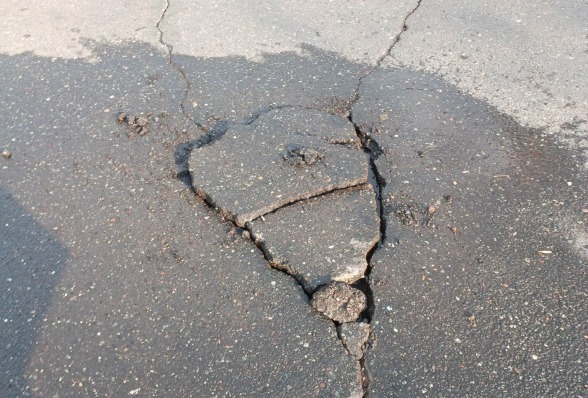 ՔՊ-ական ասֆալտը փլուզվել է Երևանում (լուսանկար)