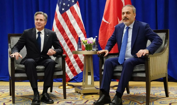 Турецкие СМИ заметили 2 послания в кабинете главы МИД во время переговоров с Блинкеном