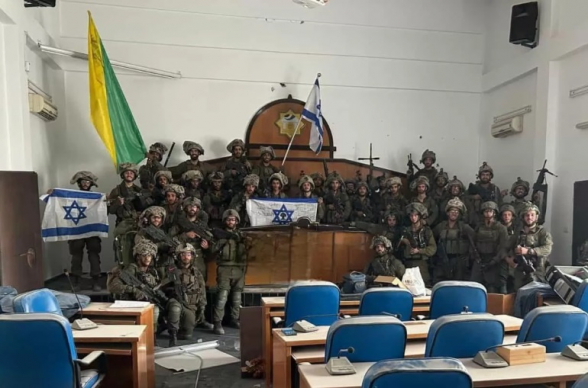 Израильские военные сфотографировались на трибуне парламента Газы