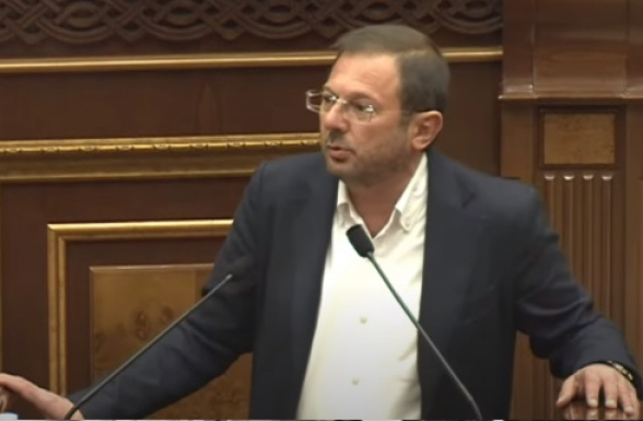 Получающее премии за счет налогов граждан правительство не обеспечивает граждан паспортами – Гегам Манукян (видео)