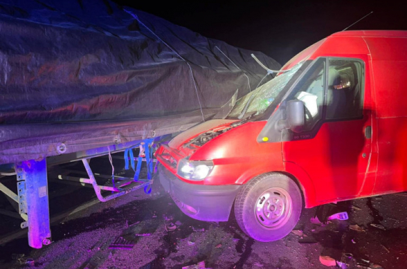 Սիսիան-Գորիս ավտոճանապարհին «Ford Transit»-ը բախվել է կայանած «DAF»-ին. կա տուժած