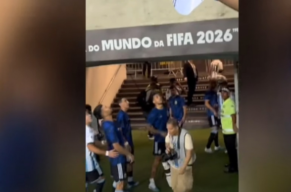Բրազիլիայի հավաքականի երկրպագուները գարեջուր են լցրել Դի Մարիայի վրա, ֆուտբոլիստը թքել է նրանց ուղղությամբ (տեսանյութ)