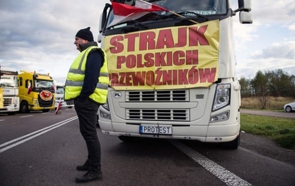 Польша призвала Украину принять требования протестующих автоперевозчиков