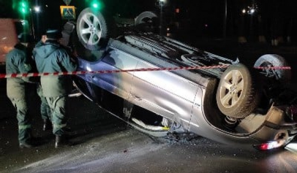 Աբովյան քաղաքում BMW-ն բախվել է ճամփեզրին կայանած Kia-ին եւ գլխիվայր շրջվել. կա վիրավոր