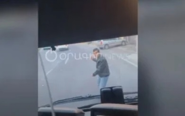 «Հո շառ չես, արա՛». տղամարդը սպառնում է քարով ջարդել ավտոբուսը. միջադեպ՝ Մյասնիկյան պողոտայում (տեսանյութ)