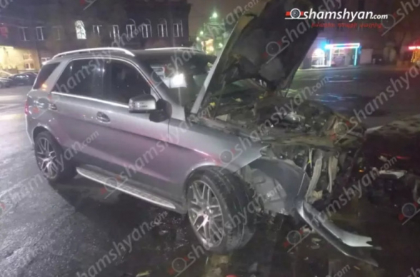 Mercedes-ը Սախարովի հրապարակում բախվել է արձանի բազալտե եզրաքարին ու բռնկվել (լուսանկար)