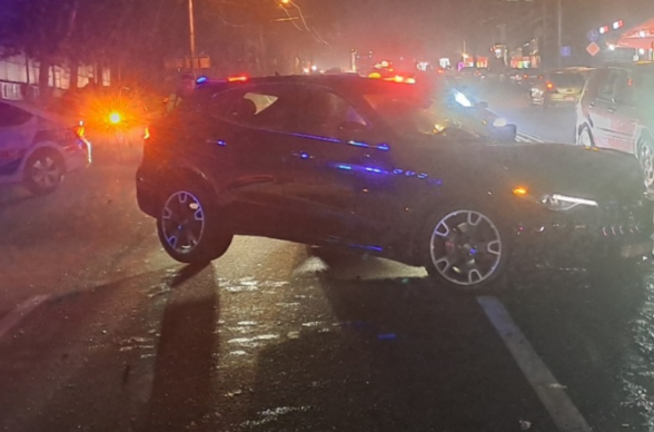 Գիշերը Մյասնիկյան պողոտայում բախվել են Maserati-ն եւ Toyota-ն. վարորդներն արգելափակվել են մեքենաներում