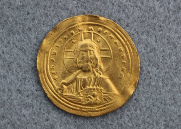 Кладоискатель нашел редчайшую золотую монету возрастом около 1000 лет