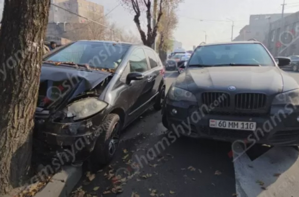 Երևանում բախվել են BMW X5-ն ու Mercedes-ը. վերջինն էլ բախվել է ծառին. կա վիրավոր