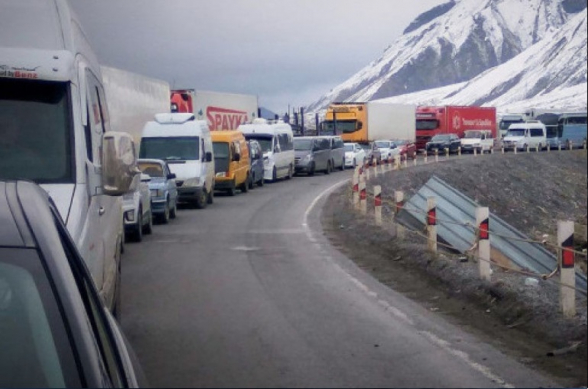 Автодорога Степанцминда-Ларс закрыта для грузовиков