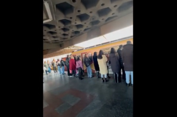 Տեսանյութ. Մի խայտառակ վիճակ է երևանյան մետրոյում. քաղաքացիները չեն տեղավորվում գնացքի վագոններում
