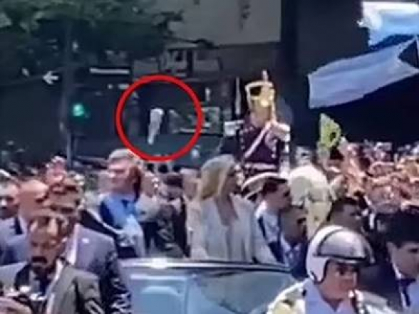 В нового президента Аргентины кинули бутылку на параде после инаугурации (видео)