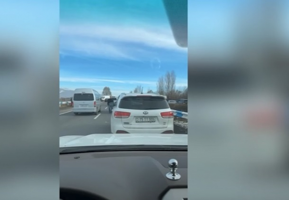 Рыболовы перекрыли трассу Ереван-Севан