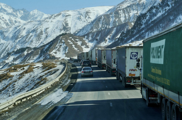 Более 1600 грузовиков ожидают проезда через «Верхний Ларс»