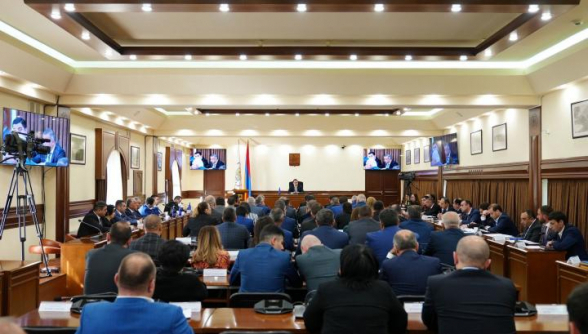 Заседание Совета старейшин Еревана: «Мать Армения» требовала бойкотировать заседание, «Общественный голос» обеспечил кворум (видео)