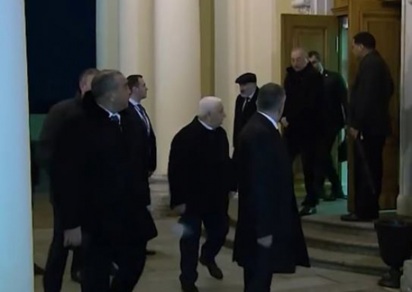 Алиев и Пашинян вместе вышли после встречи (видео)