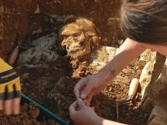 Ուելսում անսովոր դիրքերով թաղված կմախքներով խորհրդավոր միջնադարյան գերեզմանոց է հայտնաբերվել
