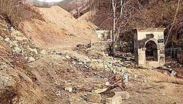 На территории под названием Ттуджур в оккупированном Кашатаге Азербайджан разрушил хачкар-памятник