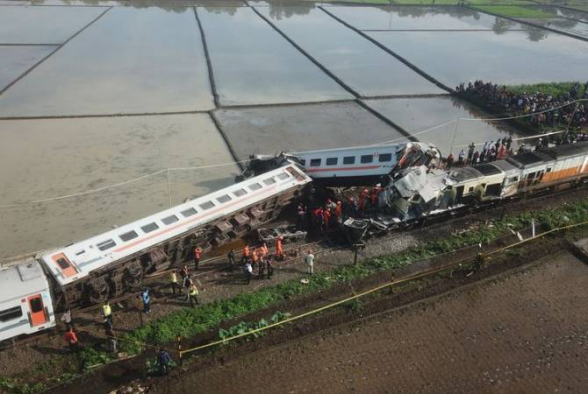 В Индонезии столкнулись 2 поезда: есть погибшие (фото)