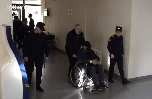 Гагика Хачатряна доставили в зал суда в инвалидной коляске