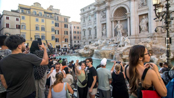 Туристы набросали за год в римский фонтан Треви монет на €1,6 млн