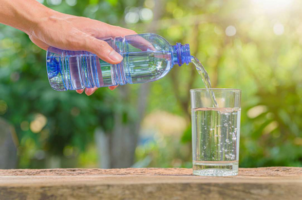 Ученые объяснили, почему вода из пластиковых бутылок опасна, особенно для беременных