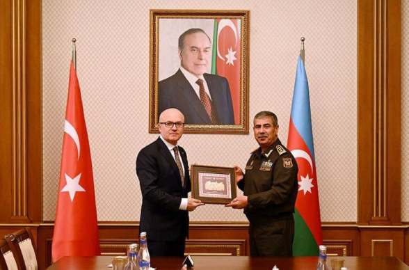 Министр обороны Азербайджана и замглавы МО Турции обсудили вопросы региональной безопасности
