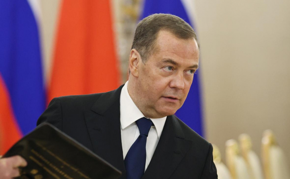 Медведев предложил Украине выбор между вечной войной и общим государством