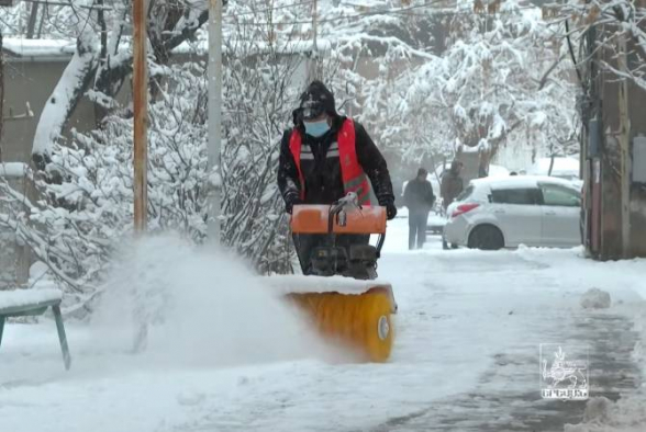 Հրապարակի ամանորյա լուսավորության վրա մի քանի հարյուր հազար դոլար ծախսող Երևանի իշխանությունները․․․ (լուսանկար, տեսանյութ)