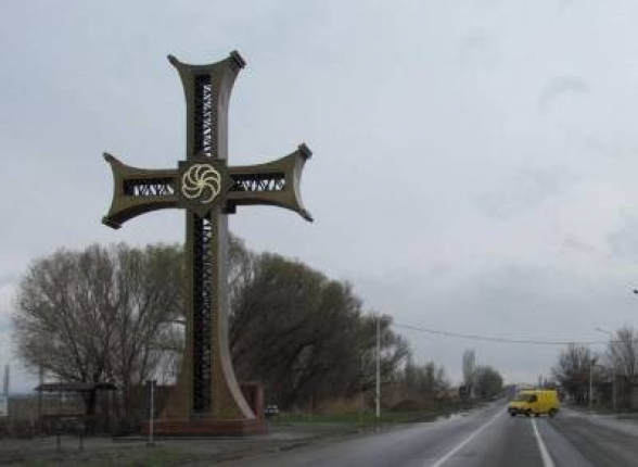 Приказали снести кресты, установленные на дорогах – «Грапарак»