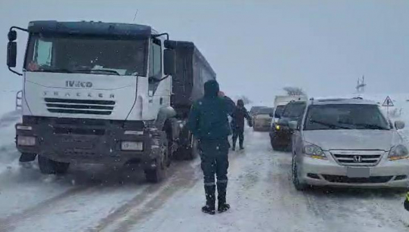 Спасатели в Армении вызволили более 187 застрявших на дороге автомобилей