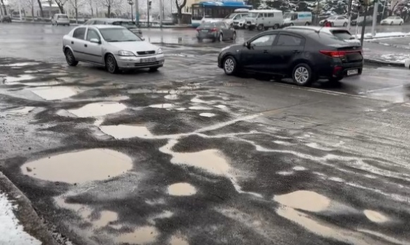 Մեքենաներն ամեն օր վնասվում են վատ ճանապարհների պատճառով