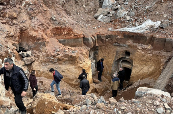 В Оганаване обнаружена высеченная в скале средневековая гробница (фото)