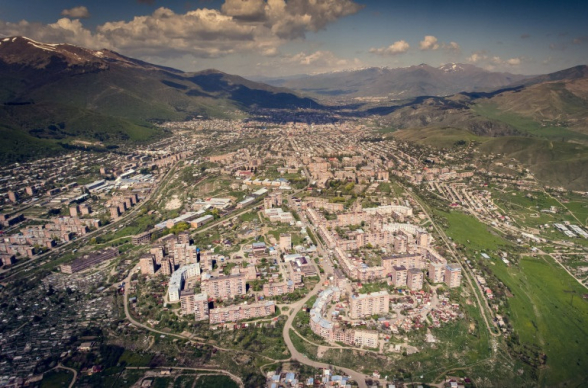 Վանաձորում համատիրության աշխատակիցը կասկածելի կապեր է ունեցել համատիրության նախագահի հետ և նրանից շորթել է բնակիչների վճարած 1 միլիոն 350 հազար դրամը