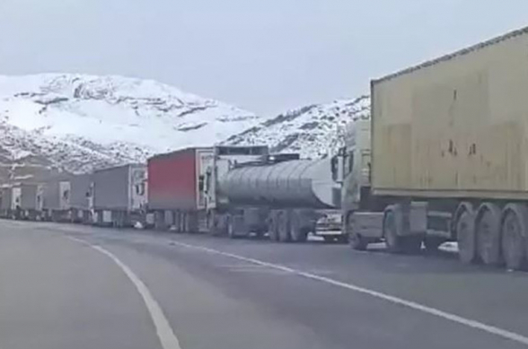 На турецко-иранской границе образовалась многокилометровая очередь из грузовых автомобилей