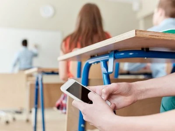 В школах Англии вводят полный запрет на мобильные телефоны