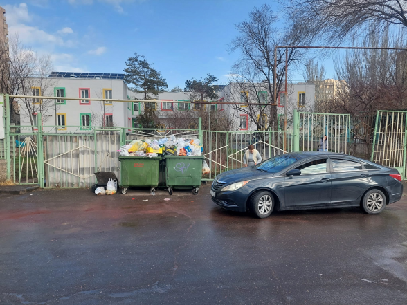 ԵՄ֊ի աջակցությամբ վերանորոգված թիվ 47   մանկապարտեզի անմիջապես մուտքի դիմացի հատվածի աղբով լի տարաները ինչու՞ չի աղբաթափվել