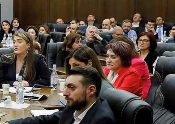 Փաշինյան-ՔՊ հանդիպումն է․ վերջին շարքերում բոլորը քնած են