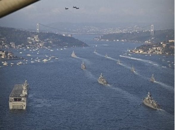 Движение судов через Босфор приостановили из-за тумана