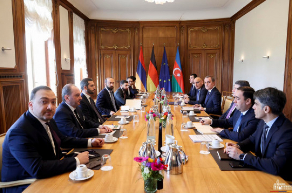 В Берлине начался 2-ой день переговоров глав МИД Армении и Азербайджана