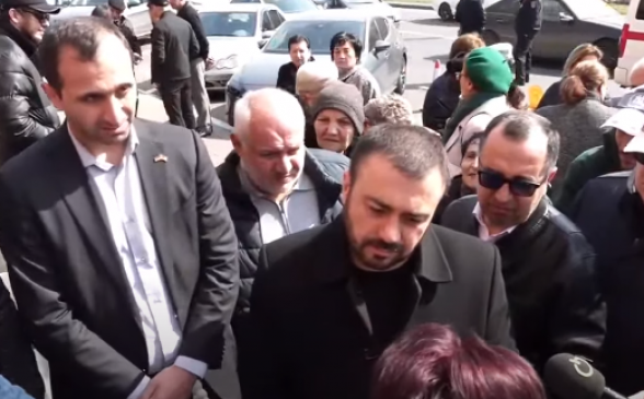 Акция протеста жителей квартала «Конд» перед мэрией Еревана: представители фракции «Мать Армения» встретились с протестующими (видео)