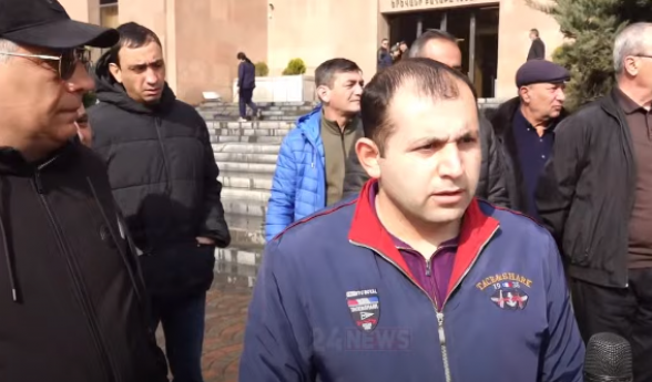 Жители Львовской улицы проводят акцию протеста перед мэрией Еревана (прямой эфир)