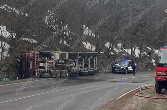 20 տոննա ցորենով բարձված բեռնատարը Ստեփանավանի ոլորաններում կողաշրջվել է