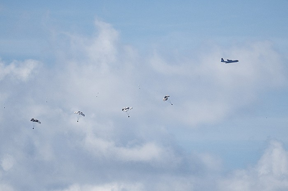 В Газе по меньшей мере 5 человек погибли из-за сброшенных с воздуха грузов с гумпомощью