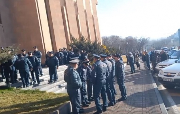 Полицейский кордон перед мэрией Еревана (видео)