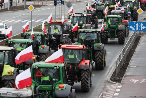 Протестующие в центре Польши фермеры вывели на дороги 580 тракторов