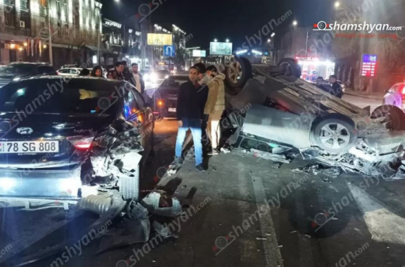 Շղթայական ավտովթար՝ Երևանում․ մեքենաներից մեկը գլխիվայր շրջվել է