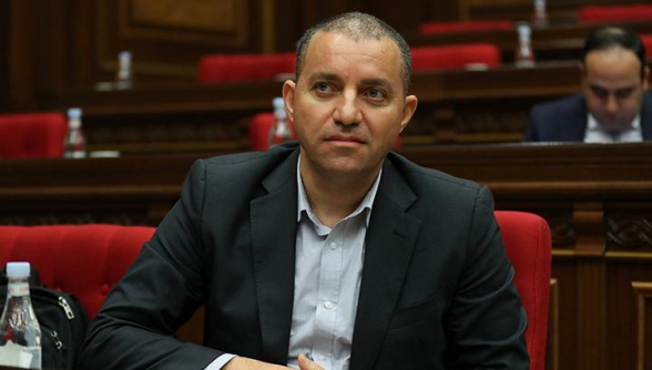 Կալանքի տակ գտնվող Էկոնոմիկայի նախկին նախարար Վահան Քերոբյանի դեմ դատարան հայցեր են ներկայացվում. «Ժողովուրդ»