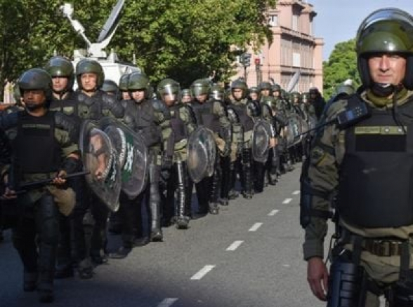 В Аргентине разрешили полиции стрелять без предупреждения в некоторых случаях